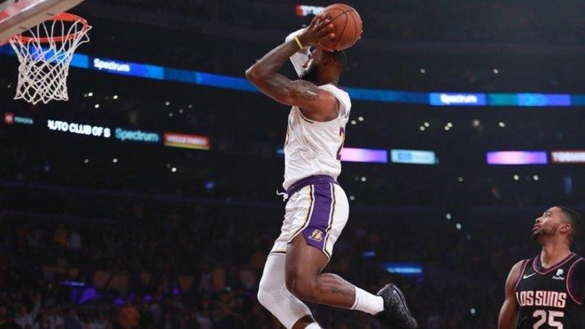 Lebron James en una acción del partido de los Lakers contra los Suns.-TWITTER/ LA LAKERS