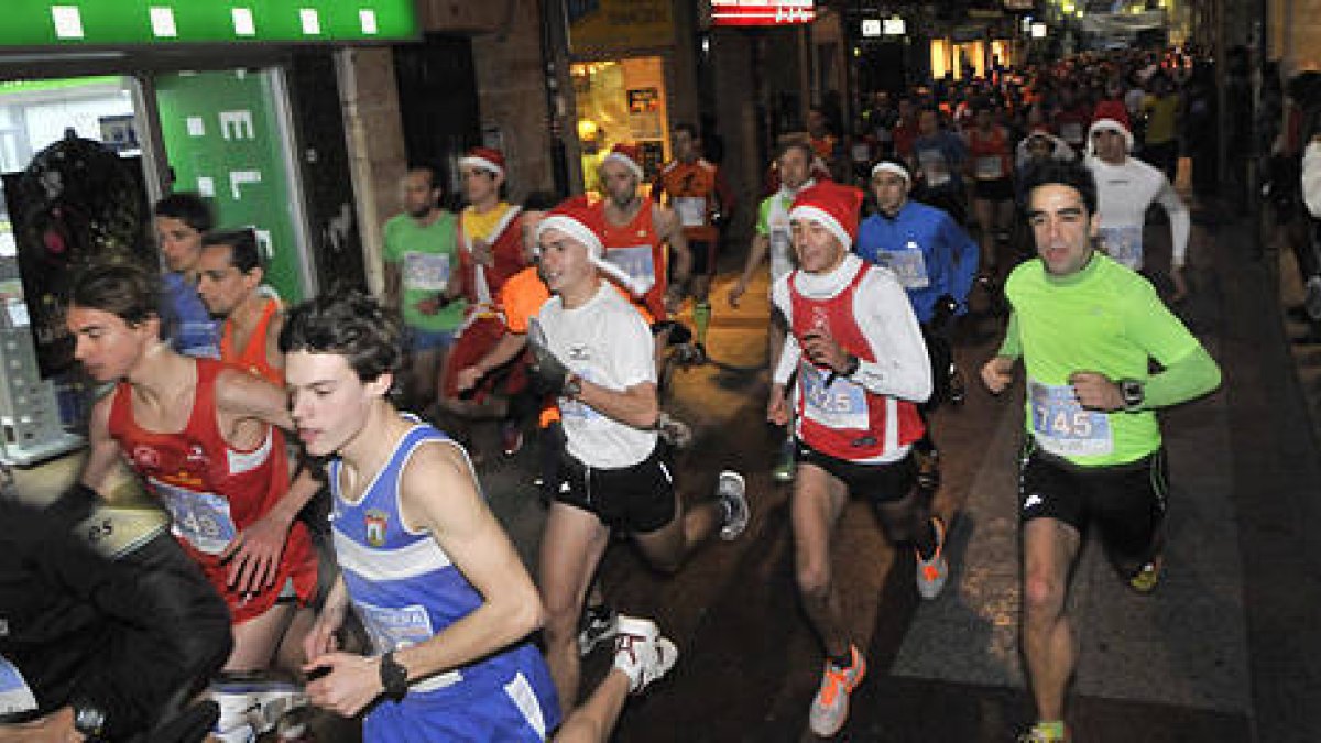 Varios corredores durante la Popular de Navidad de 2012. / VALENTÍN GUISANDE-