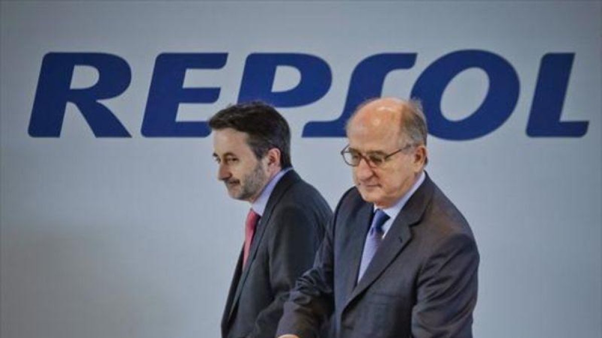 El consejero delegado, Josu Jon Imaz, al fondo; y el presidente de Repsol, Antoni Brufau.-EFE / EMILIO NARANJO