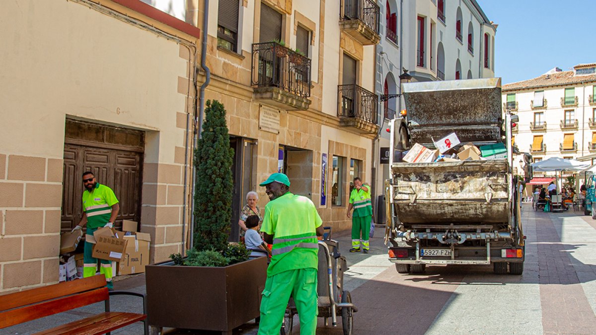 Trabajadores de limpieza - MARIO TEJEDOR