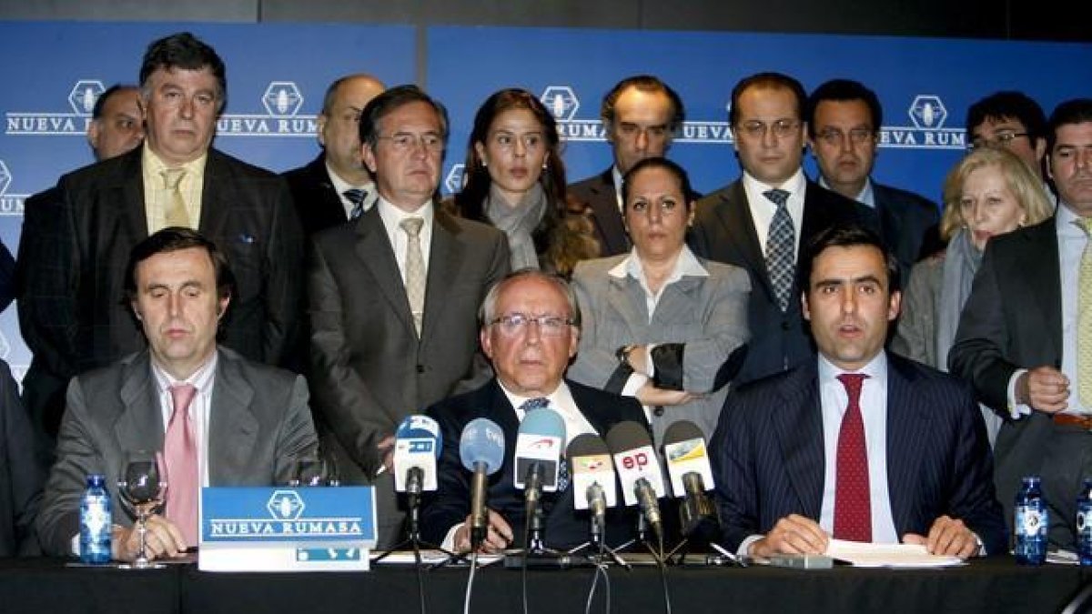 José María Ruiz Mateos (centro), con alguno de sus hijos y parte del personal de sus empresas, durante la rueda de prensa en la que explicó los problemas de Nueva Rumasa.-EFE