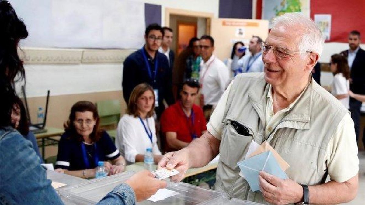 Josep Borrell vota en un colegio electoral de Valdemorillo, Madrid.-JAVIER LÓPEZ (EFE)
