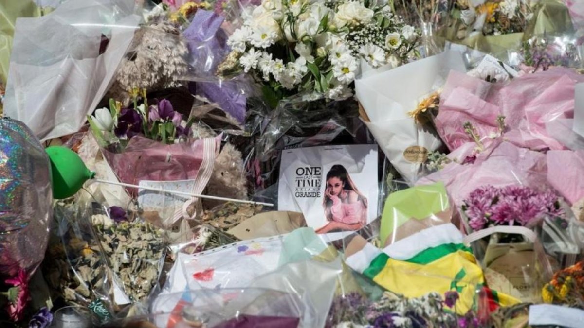 Una foto de Ariana Grande en el homenaje a las víctimas del atentado del Manchester Arena.-OLI SCARFF