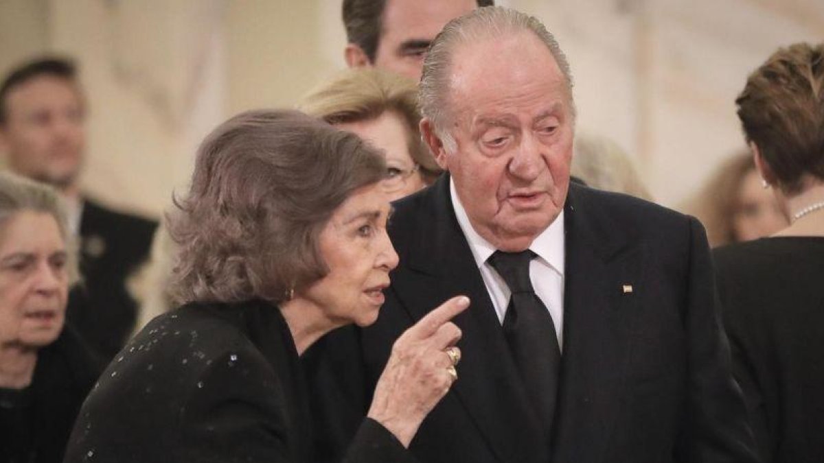 El rey emérito, Juan Carlos I, junto a la reina emerita, Sofía, en Bucarest-VADIM GHIRDA (AP)