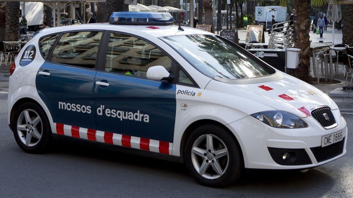 Un coche de los Mossos dEsquadra patrullando por el centro de Barcelona, en una foto de archivo-FERRAN NADEU