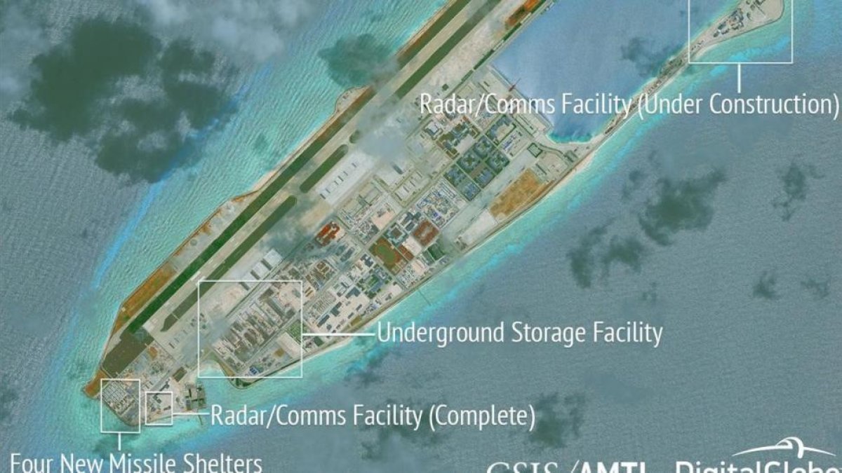 Infraestructuras militares completadas en un islote de las islas Spratly, según una imagen de satélite del 16 de junio difundida por AMTI.-/ REUTERS