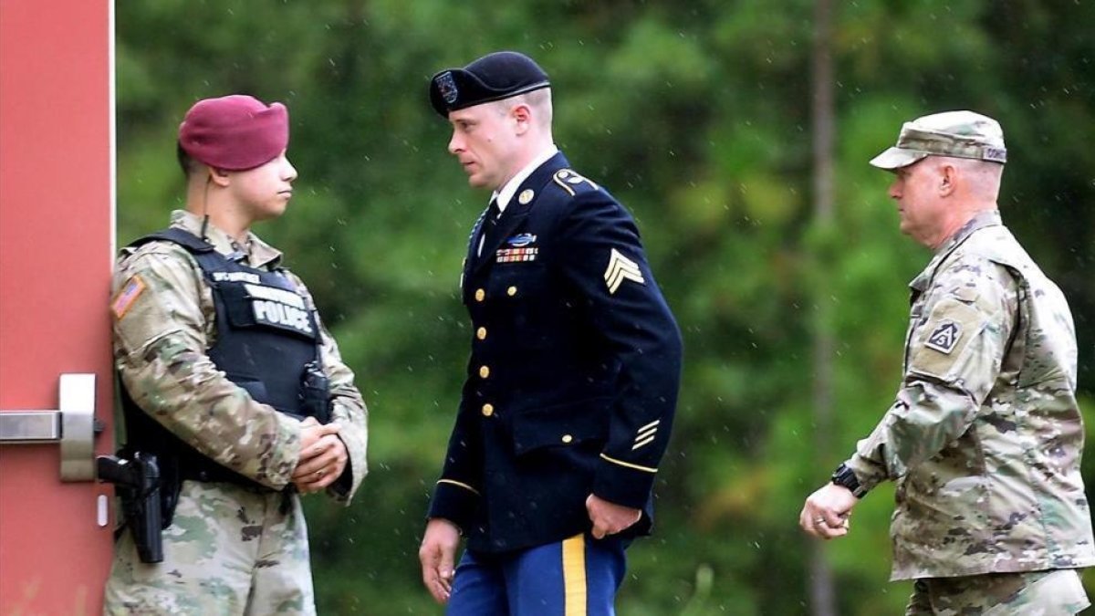 El sargento Bergdahl es conducido al tribunal militar en Carolina del Norte, este lunes.-AFP / SARA D DAVIS