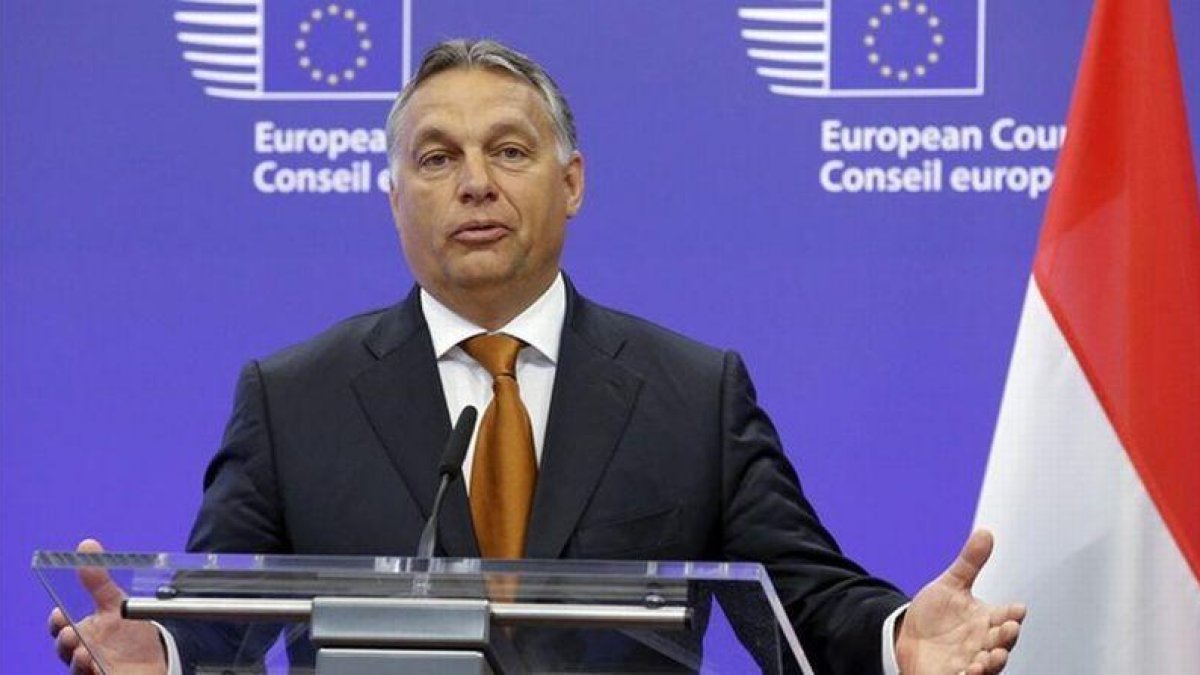 Viktor Orbán ofrece una rueda de prensa en Bruselas, este jueves-OLIVIER HOSLET (EFE)