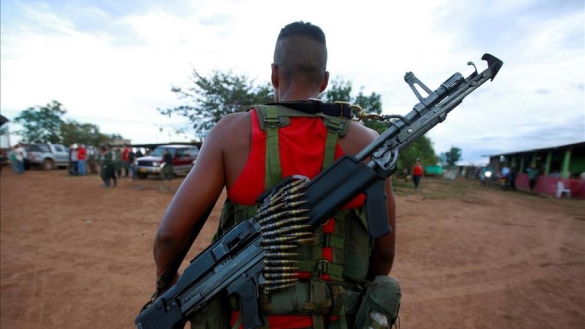Un soldado de las FARC, el pasado 16 de septiembre, llega al campamento de El diamante, en el Yarí (Colombia), donde se iba a votar la ratificación del proceso de paz.-REUTERS / JOHN VIZCAINO
