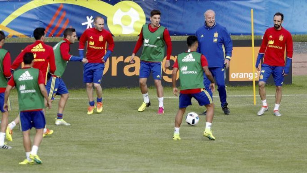 Vicente del Bosque y los jugadores en el entrenamiento del viernes en la Isla de Ré.-EFE / JUANJO MARTÍN