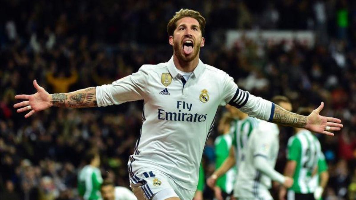 Ramos celebra el gol ante el Betis que le dio el triunfo al Madrid en los últimos minutos.-AFP / GERARD JULIEN