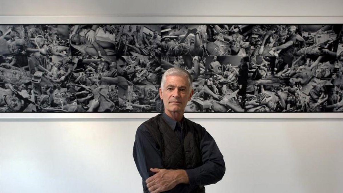 James Nachtwey ante una de sus obras, en octubre del 2012.-EFE / ARNO BURGI