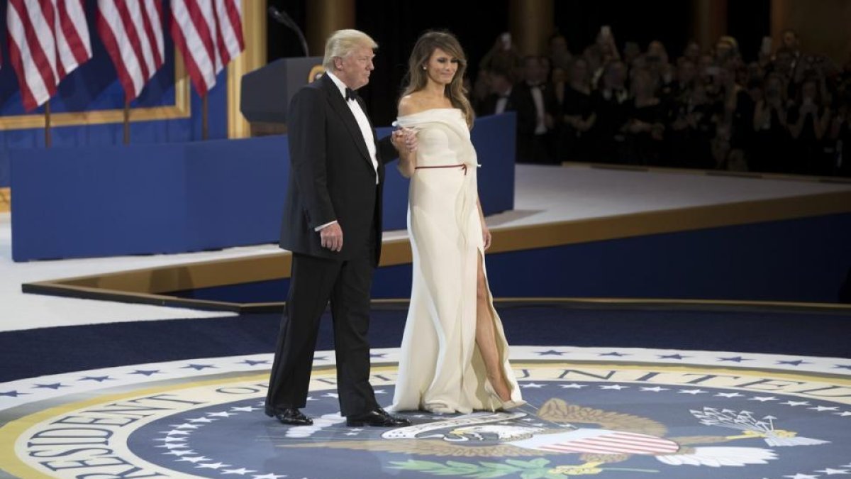 Melania Trump, junto a Donald Trump, en el baile en homenaje a las Fuerzas Armadas.-CJ GUNTHER / EFE