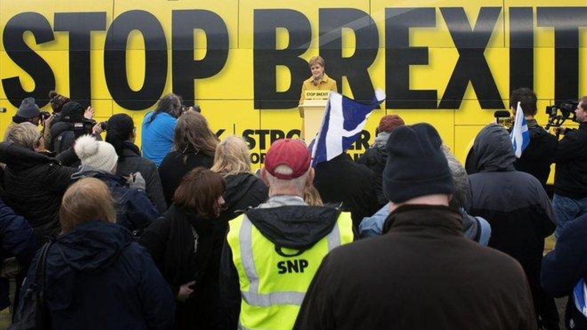 Sturgeon, durante un acto de campaña en South Queensferry.-AP / JANE BARLOW
