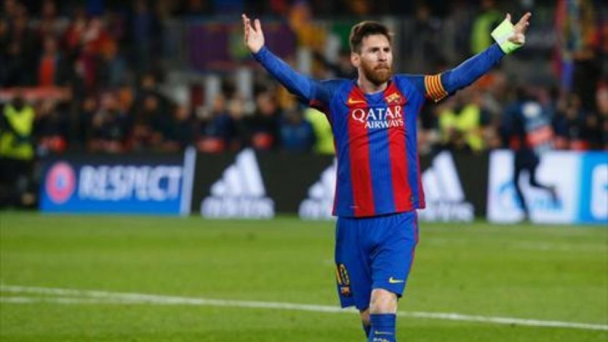 Messi protesta una acción durante el partido de Champions contra el PSG.-PAU BARRENA