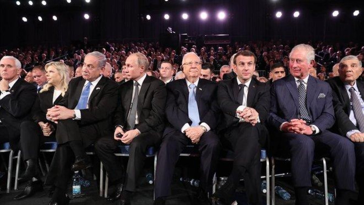 Pence, Netanyahu, Putin, Rivlin, Macron y el príncipe Carlos, en el acto en Jerusalén.-EFE EPA / ABIR SULTAN