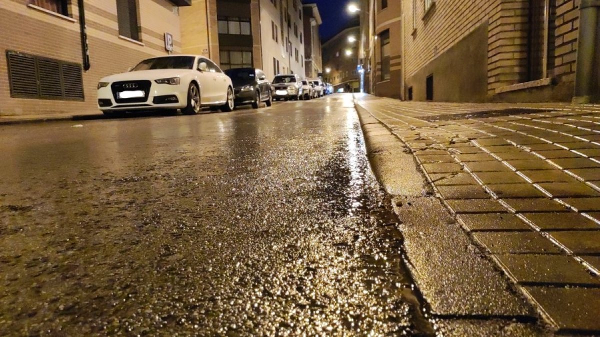 Calle de Soria mojada por la lluvia en la tarde del martes. HDS