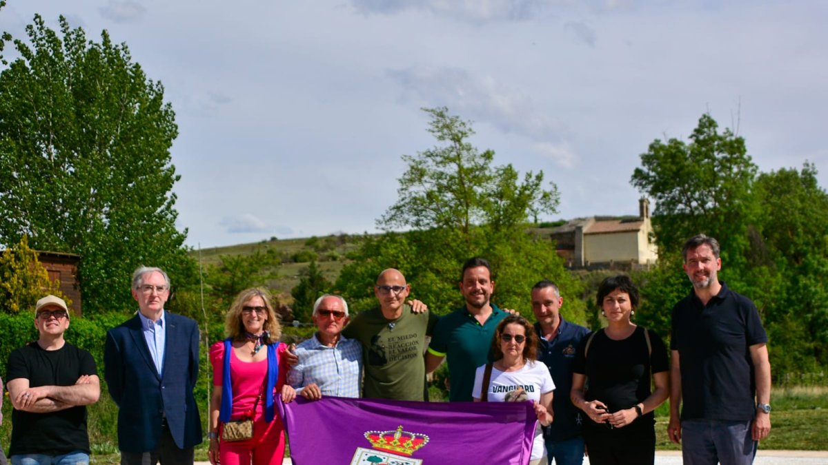 Candidatos de la lista de Vox Soria a la capital posan con la bandera provincial. HDS