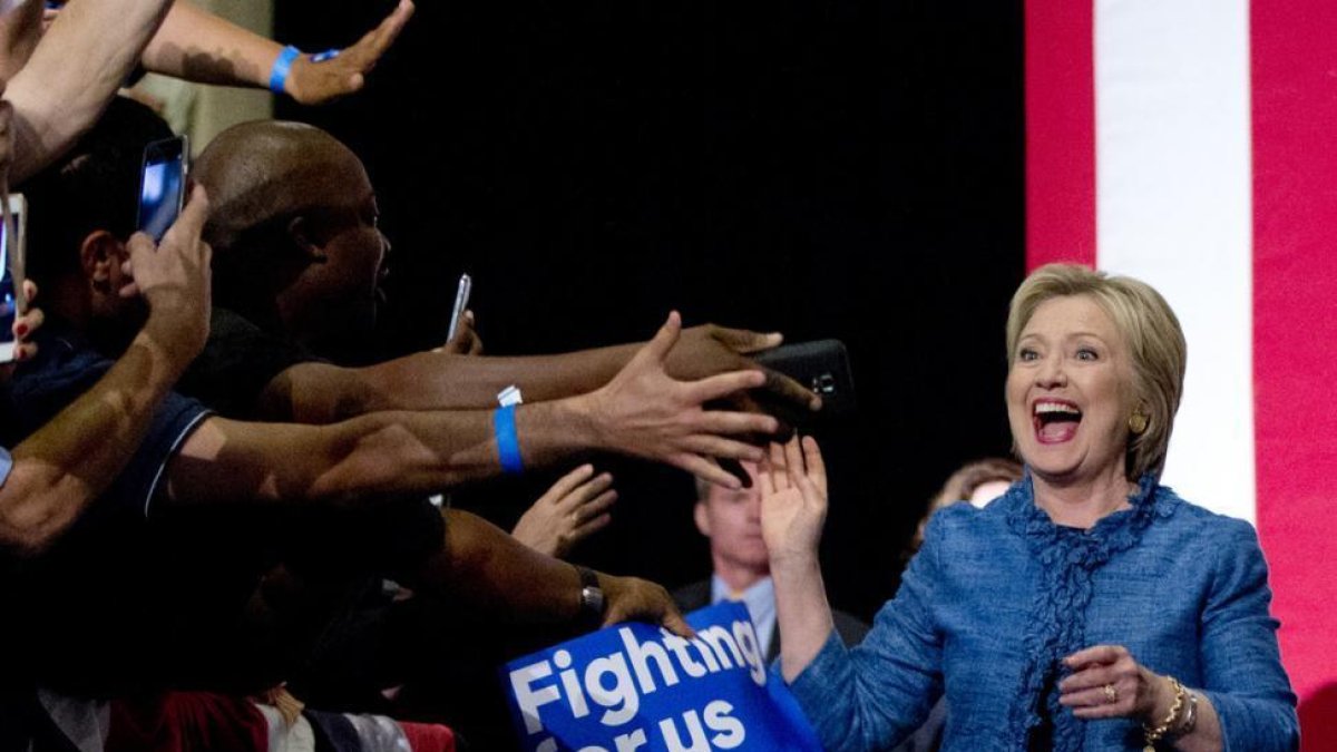 Hillary Clinton saluda a sus seguidores a su llegada a un acto electoral en Palm Beach (Florida).-AP / CAROLYN KASTER