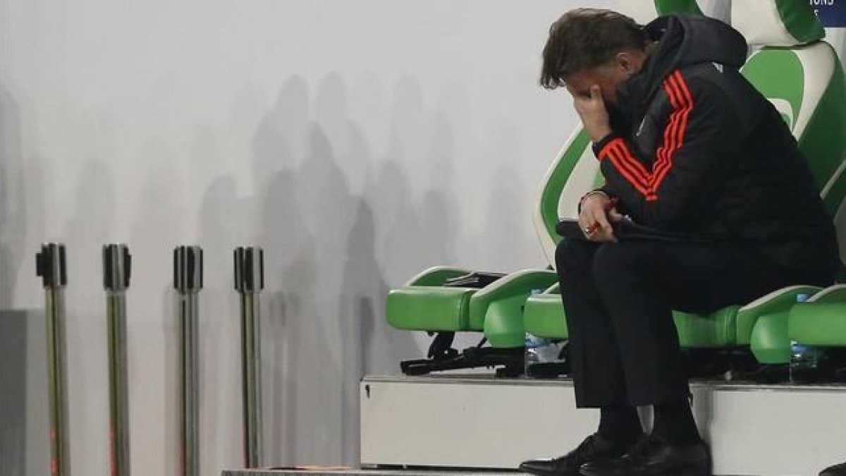 Van Gaal abatido tras caer en el campo del Wolfsburgo y quedar eliminado.-REUTERS / CARL RECINE