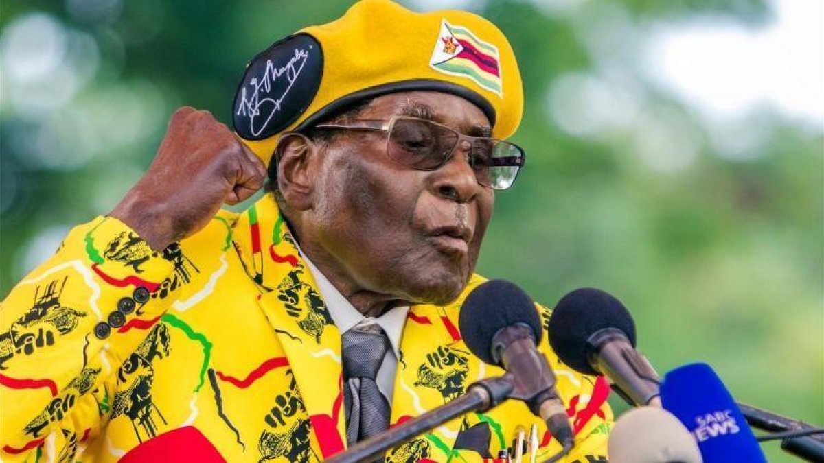 Mugabe, en un discurso ante sus seguidores, el 8 de noviembre.-AFP / JEKESAI NJIKIZANA