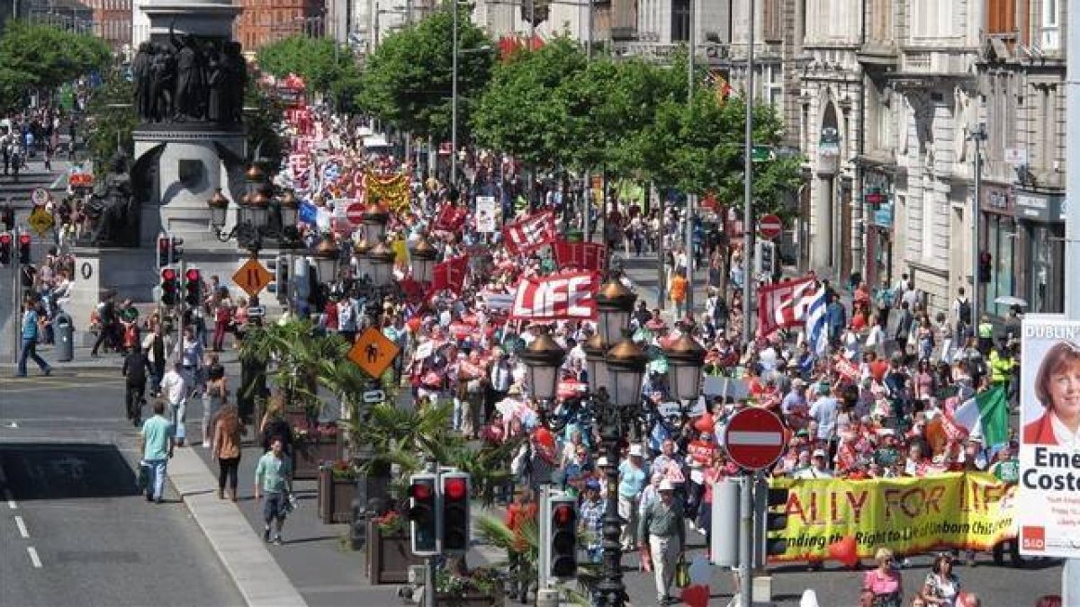 Manifestantes antiabortistas contrarios a la ley de la interrupción del embarazo recorren las calles de Dublín, el 6 de julio del 2013.-Foto:   AP / SHAWN POGATCHNIK