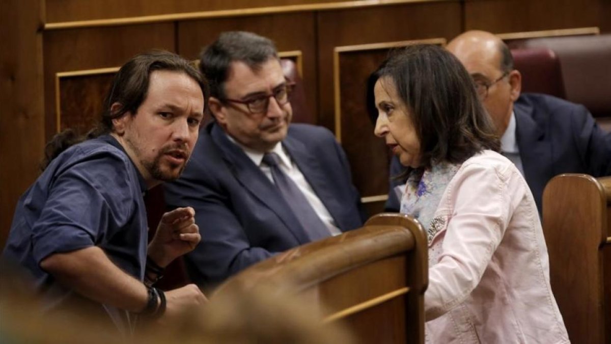 Pablo Iglesias (Podemos) conversa con Aitor Esteban (PNV) y Margarita Robles (PSOE)-JOSE LUIS ROCA