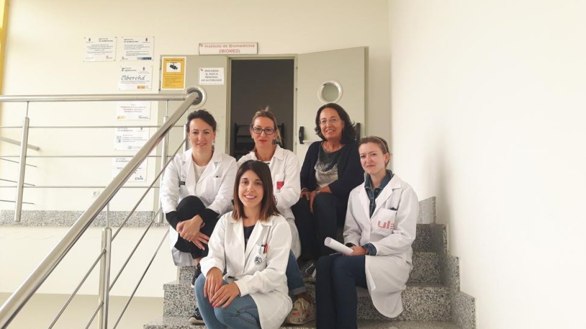 María Jesús Tuñón, catedrática de Fisiología de la ULE, junto con su equipo en las instalaciones del Ibiomed.-EL MUNDO