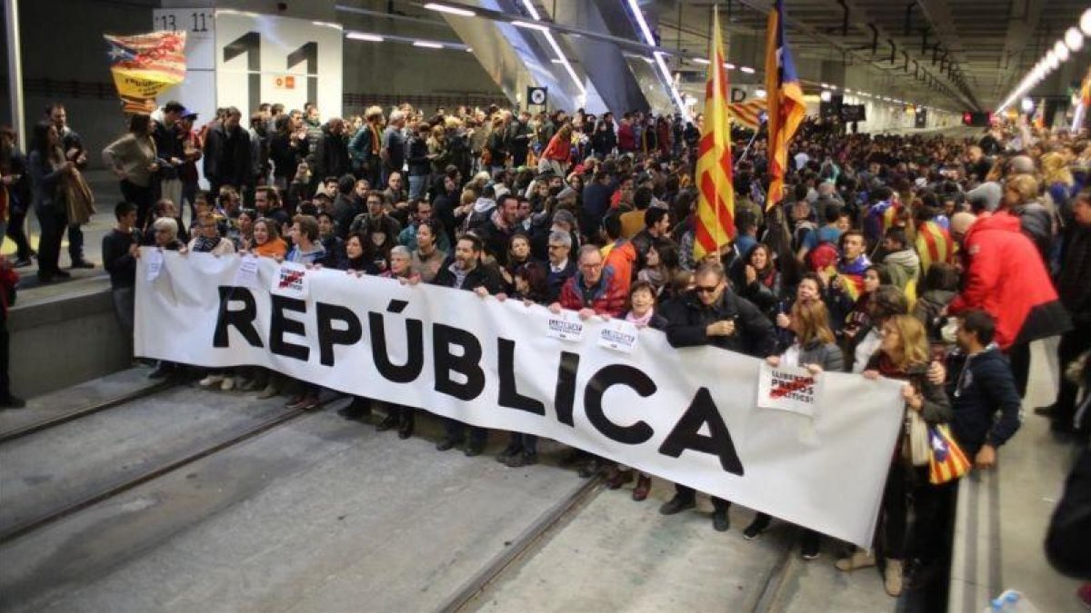 Los manifestantes cortan las vías del AVE en la estación de Girona, durante la huelga general del 8 de noviembre del 2017.-JOAN CASTRO (ICONNA)