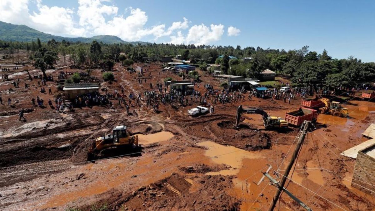 Vista aérea de las labores de rescate en la zona afectada por las inundaciones en Solai.-/ THOMAS MUKOYA (REUTERS)