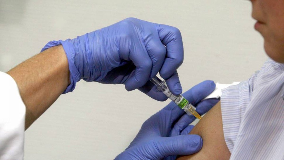 Una persona se vacuna frente a la gripe en un centro médico-Ical