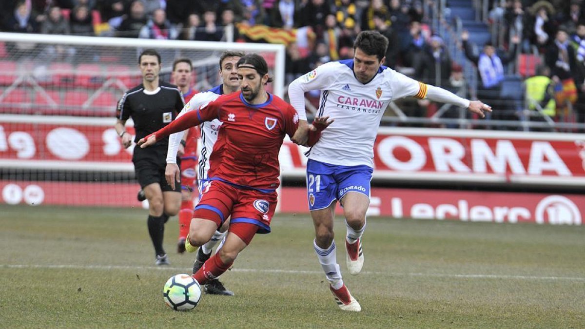 Zapater en uno de los dos partidos que el Zaragoza jugó la pasada temporada en Los Pajaritos.-Valentín Guisande