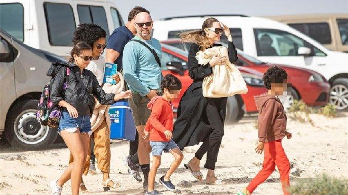 Angelina Jolie, con algunos de sus hijos, en el Festival Internacional de Cometas de Fuerteventura.-GABRIEL FUSELLI (LA PROVINCIA)