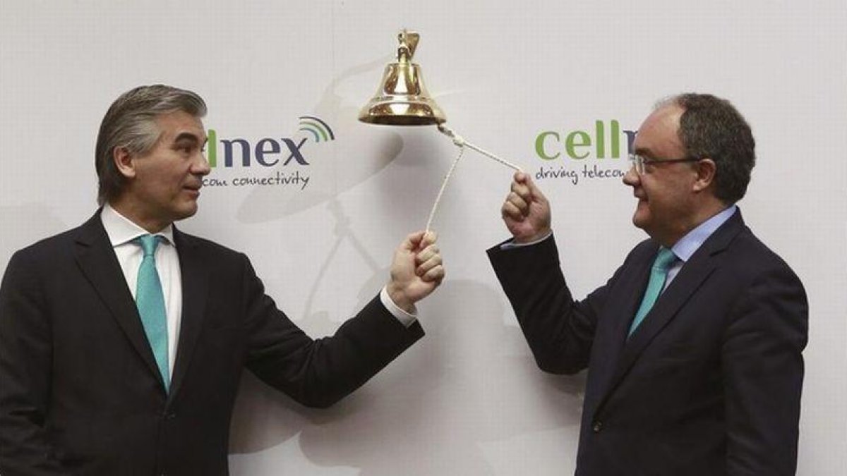 El presidente de Abertis, Francisco Reynés (izquierda), y el consejero delegado de Cellnex, Tobías Martínez, durante el estreno en bolsa de la filial de Abertis.-EFE