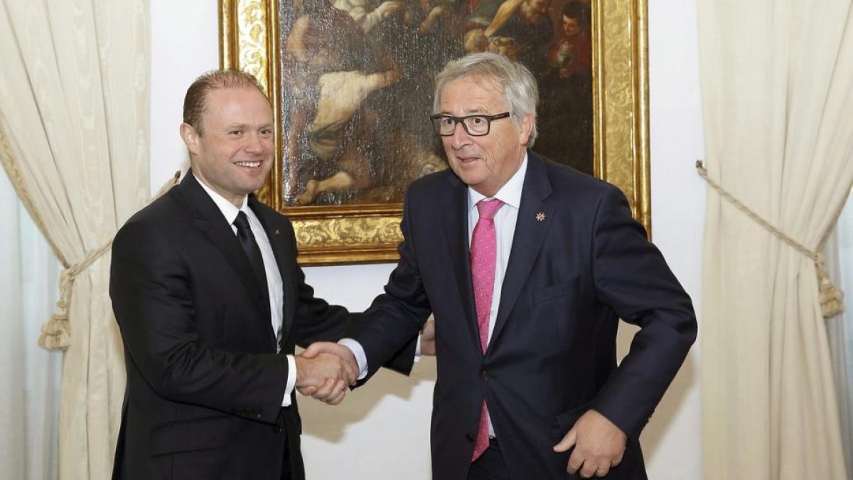 El presidente de la Unión Europea, Jean-Claude Juncker (d), firma el libro de visitas junto al primer ministro de Malta, Joseph Muscat (i), en el Castillo de Auberge en Valeta (Malta) este 11 de enero del 2017.-DOMENIC AQUILINA / EFE