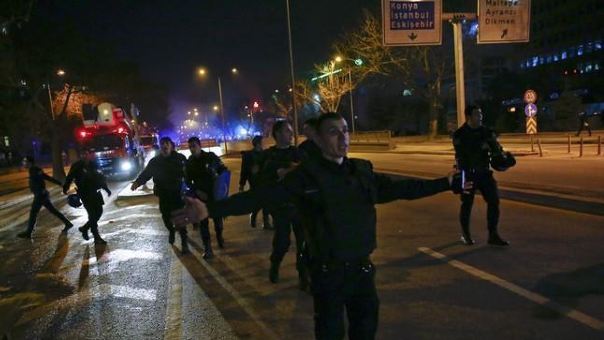 Policías turcos acordonan la zona del atentado en Ankara.-