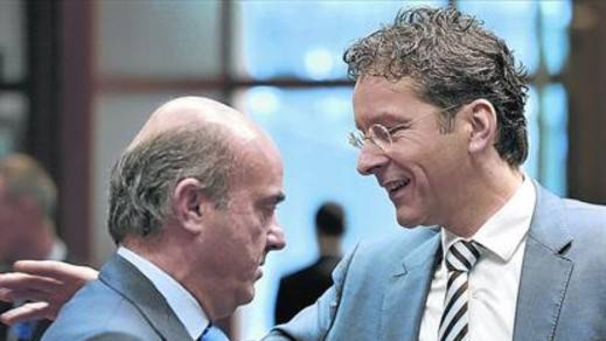 Luis de Guindos ,a la izquierda, con Jeroen Dijsselbloem, en una reunión del Eurogrupo, en Bruselas.-Foto:   AFP / GEORGES GOBET