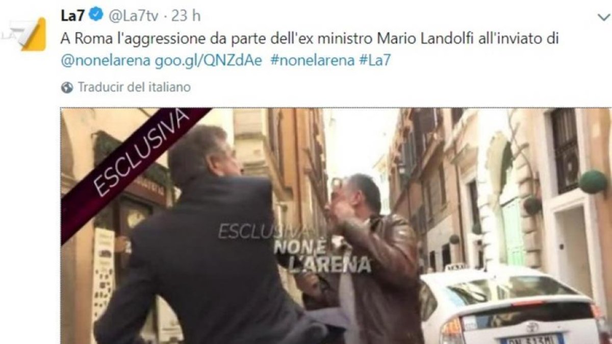Mario Landolfi, un exministro de Silvio Berlusconi da una bofetada al periodista Danilo Lupo mientras le entrevistaba.-EL PERIÓDICO