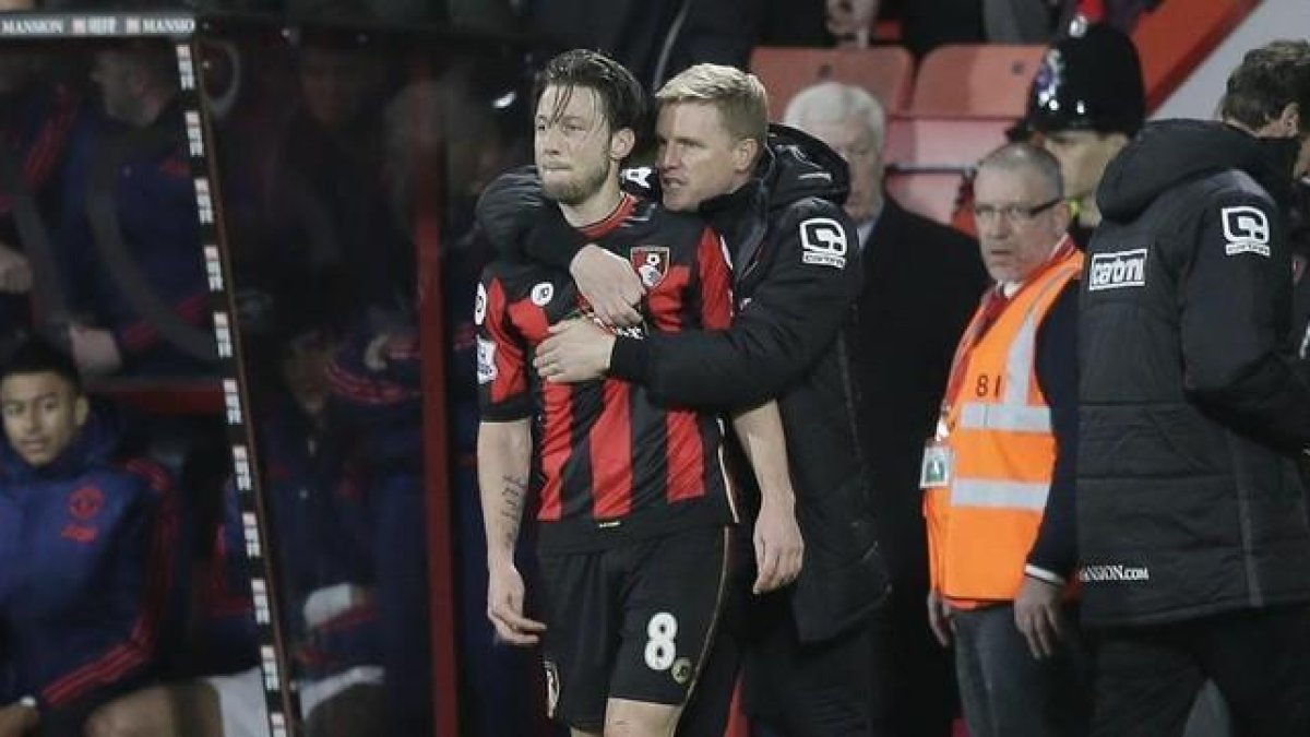 El entrenador del Bournemouth, Eddie Howe, abraza a Harry Arter tras sustituirle durante el partido contra el Manchester United.-AP / TIM IRELAND