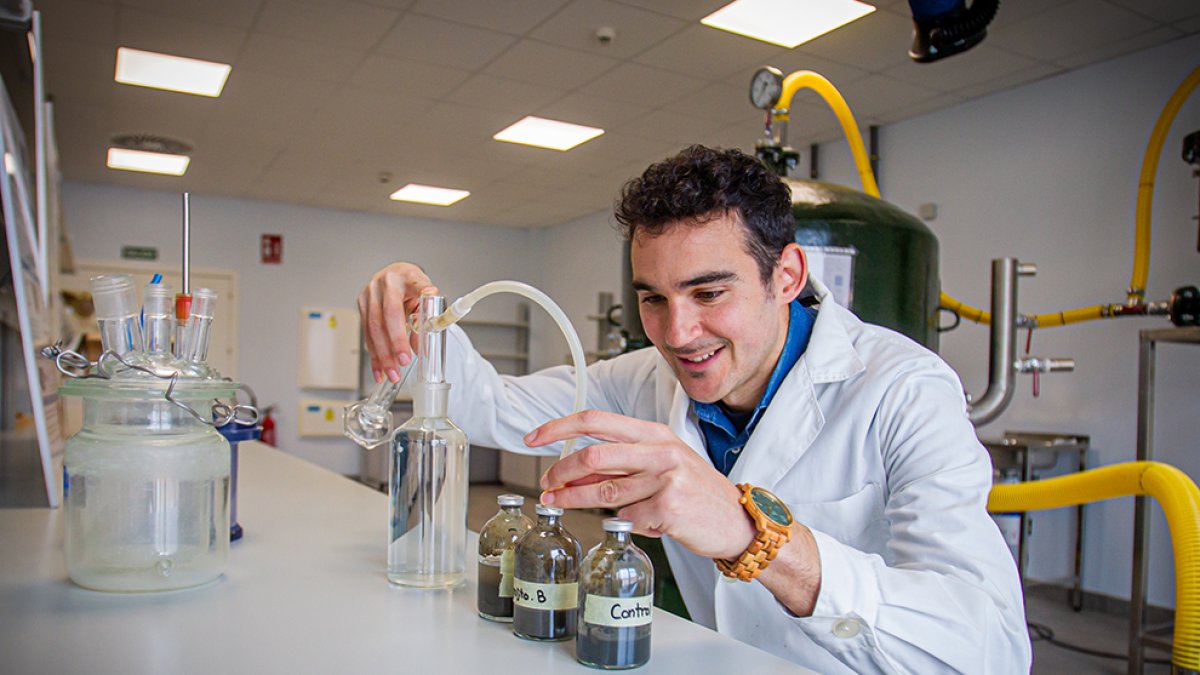 Alfonso García Álvaro, investigador del campus de Soria que estudia la obtención de biogás .  MARIO TEJEDOR