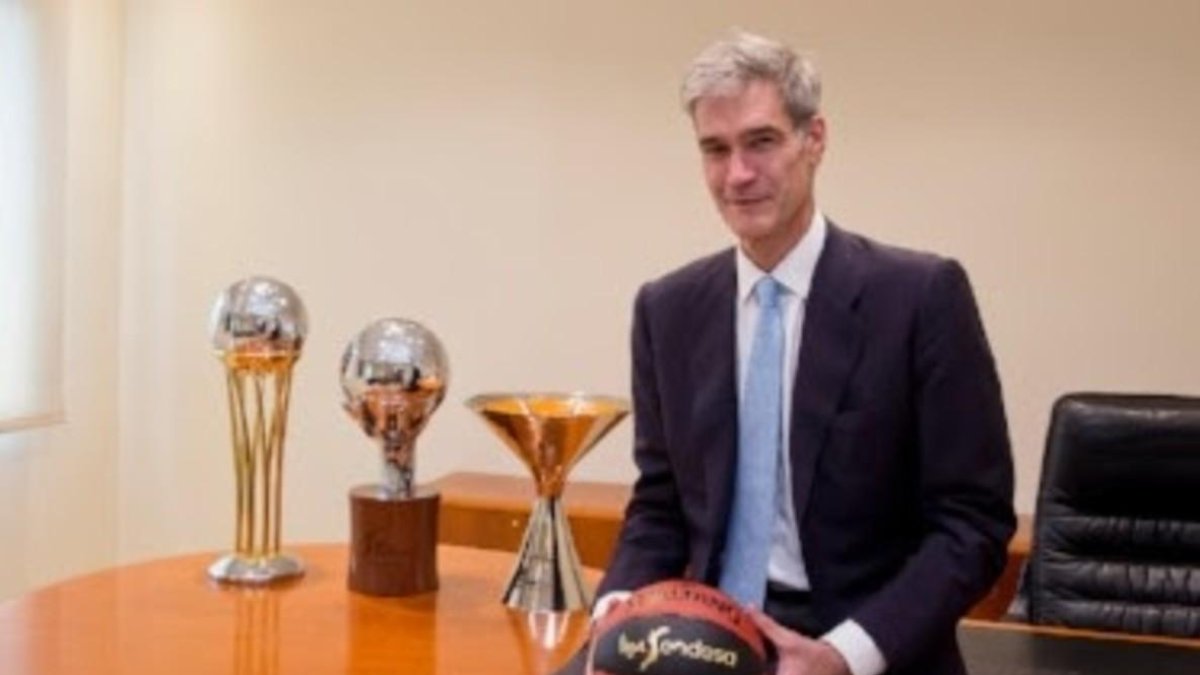 Antonio Martín posa en la sede de la ACB tras su elección /-ACBMEDIA