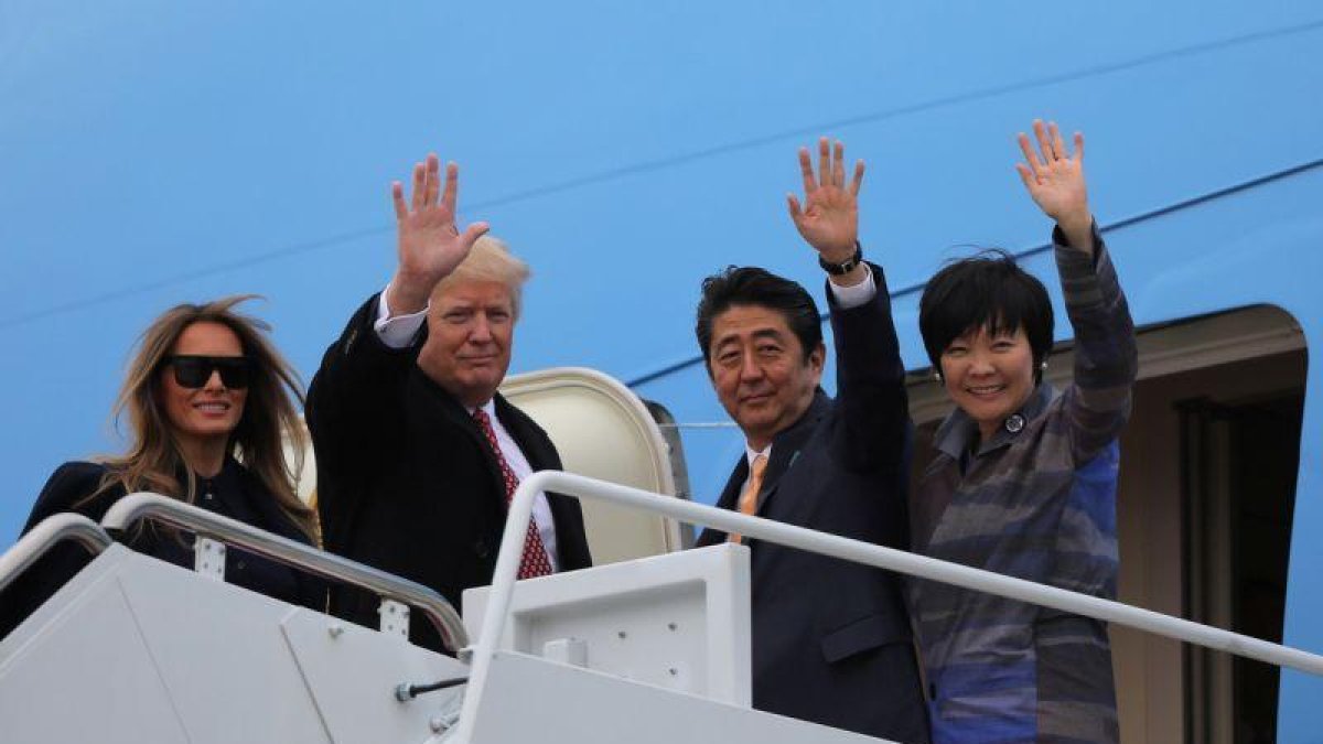 El presidente Donald Trump y su esposa, Melania, con el primer ministro japonés, Shinzo Abe, y su esposa, Akie Abe, a punto de entrar en al Air Force One.-CARLOS BARRIA / REUTERS