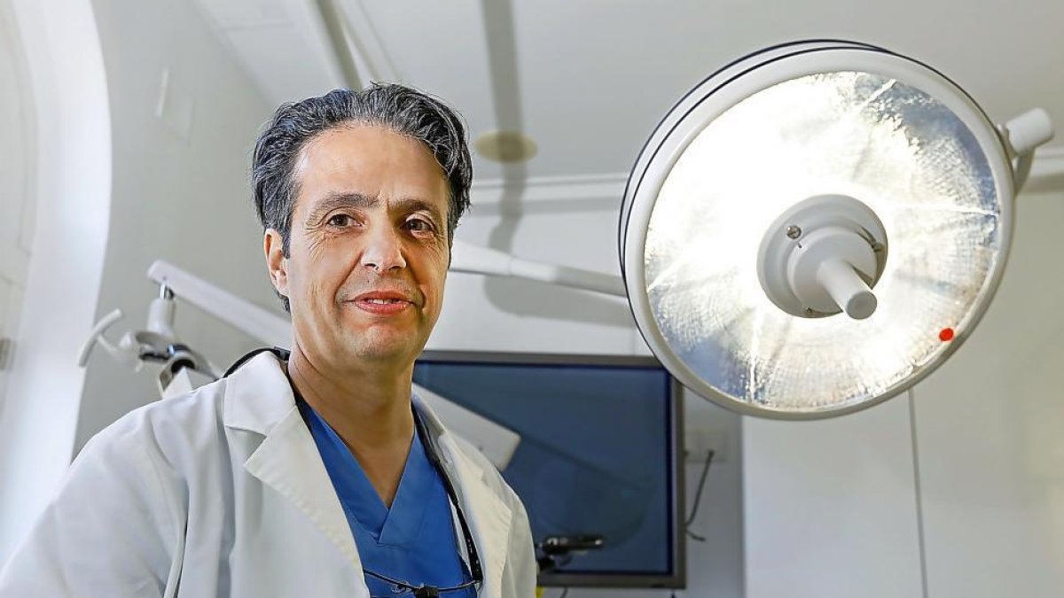El estomatólogo Javier Sola en las instalaciones de su clínica en Valladolid.-J. M. LOSTAU