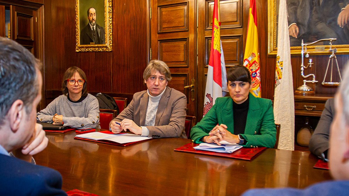 Reunión con Maria González Veracruz en el Ayuntamiento de Soria. MARIO TEJEDOR
