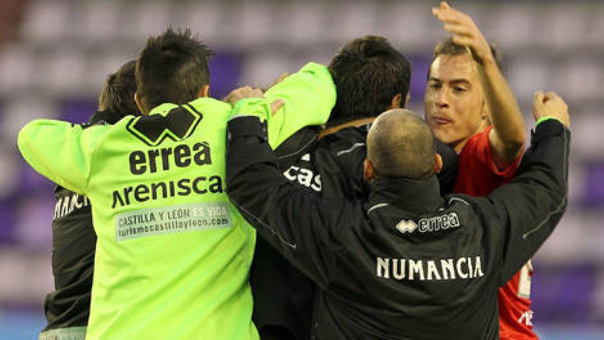 El Numancia logró ante los albivioletas su primera victoria a domicilio de la temporada. / MONTSE ÁLVAREZ-