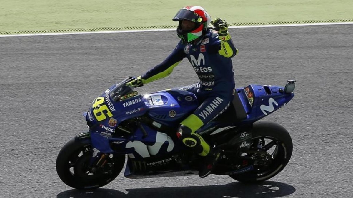 Valentino Rossi (Yamaha) saluda, feliz, a sus aficionados tras lograr la pole en Mugello.-AP