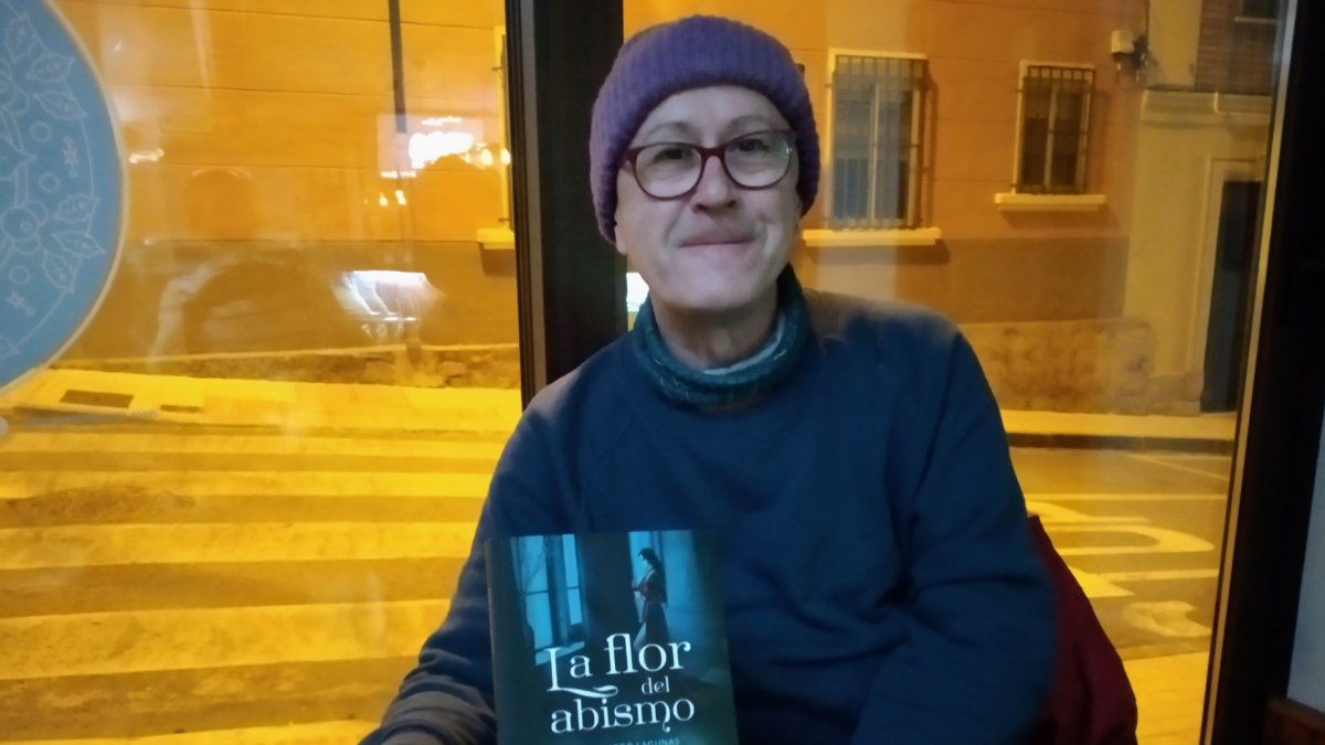 Juana Largo posa con un ejemplar de su última novela. HDS