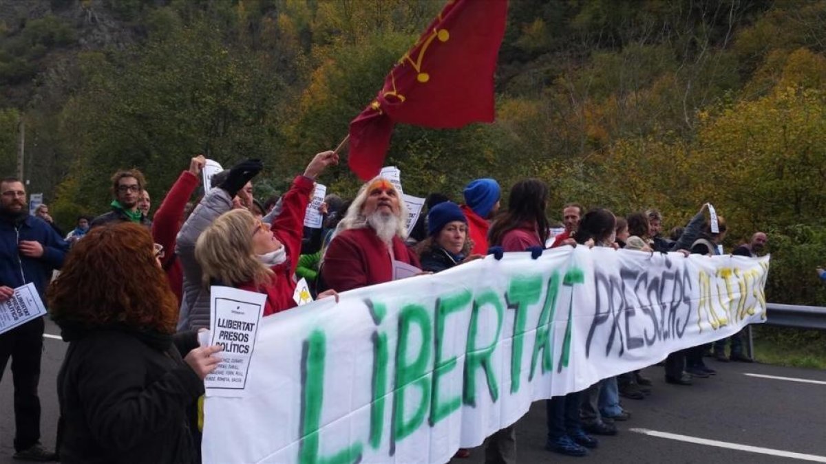 Un centenar de personas cortan la N-230 en la frontera entre la Vall dAran y Francia en protesta por el encarcelamiento de los exconsellers.-ACN