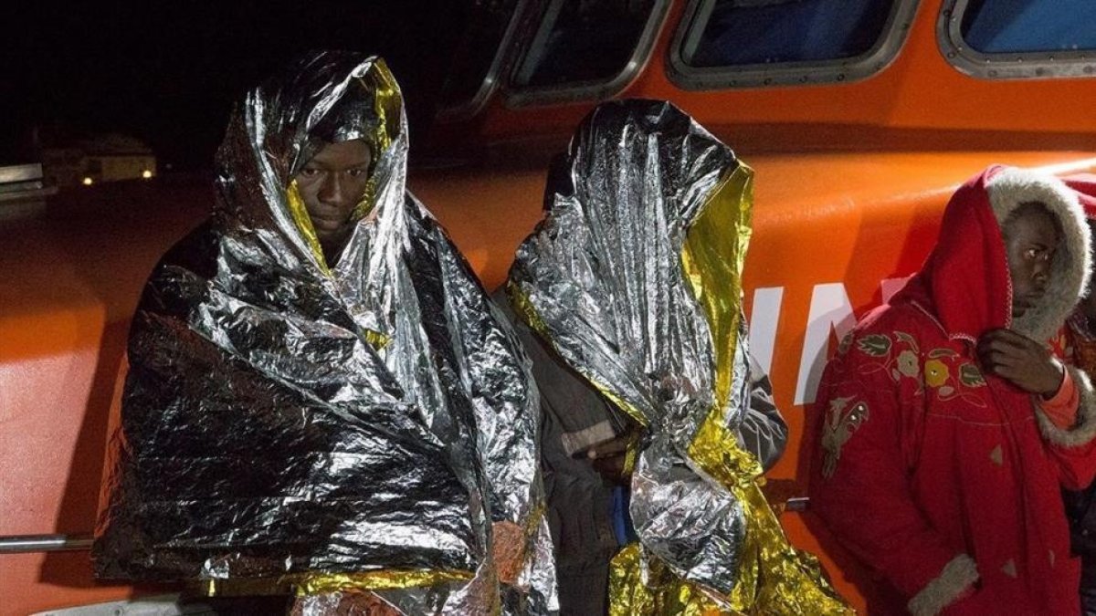 Llegada al puerto de Motril (Granada) de inmigrantes rescatados por Salvamento Marítimo, el 29 de noviembre.-/ EFE / MIGUEL PAQUET
