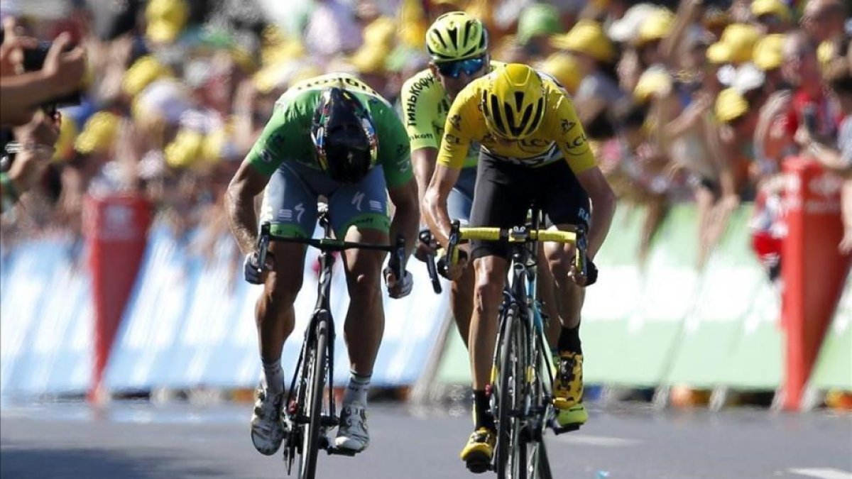 Peter Sagan vence por delante de Chris Froome en la meta del Tour de Montpellier.-EFE / YOAN VALAT